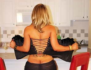 bellasinatra-blackcorset